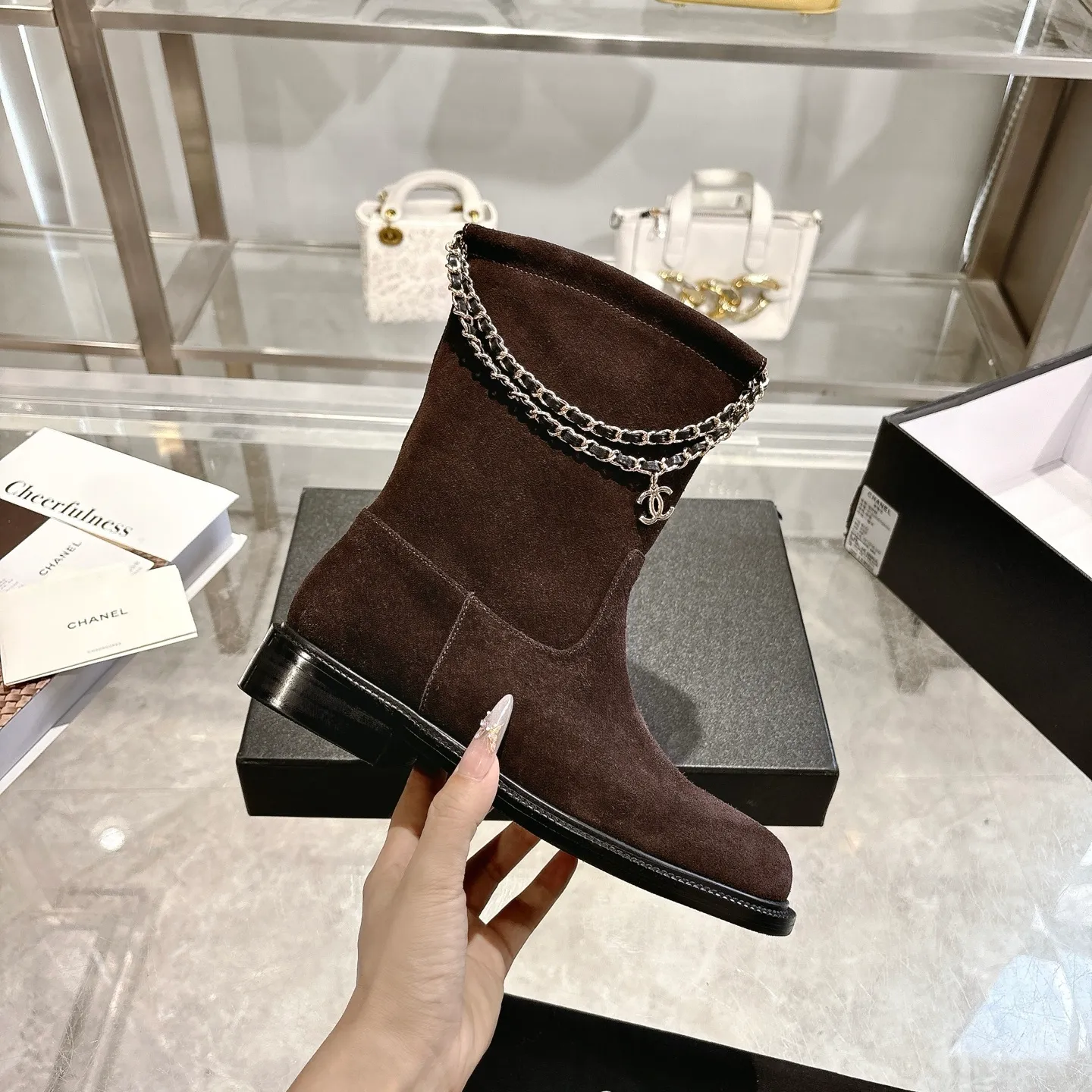 👟👟Ex-factory price 580👟👟 (Top version) CHANEL Chanel* Xiaoxiang new autumn and winter letter knight boots. This knight boot is really a representative of handsome fashion. The boots are embellished with Chanel letters, low-key yet luxurious! Simple, fashionable, individual and grand! The natural and smooth beauty has a beauty that is stunning in time. You should also show off your long legs in winter ~ Upper: imported calfskin Lining: water-dyed cowhide lining Heel height: about 3cm Size: 35-39 (40, 41 customization is not returnable)
